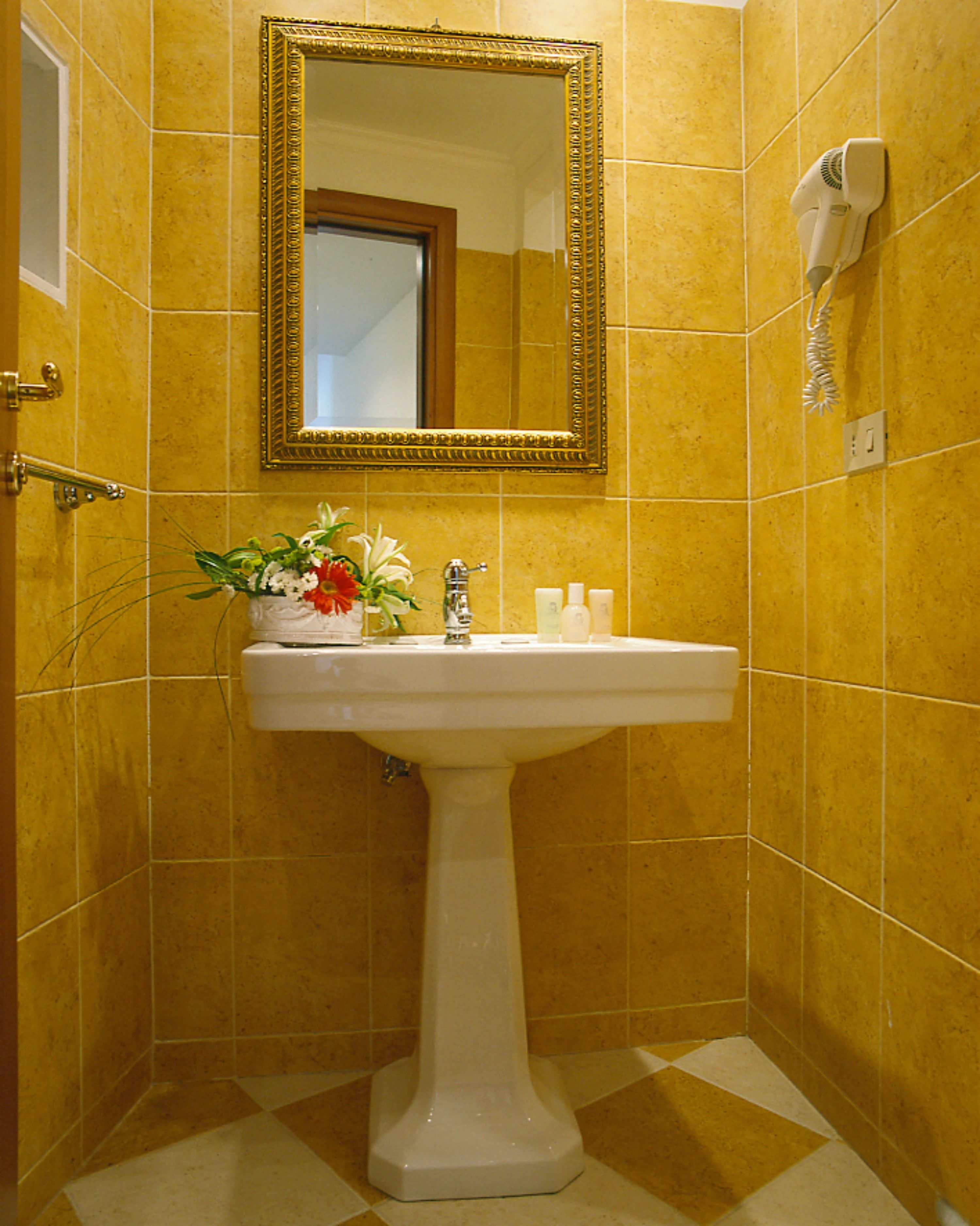 Jetted tub, free toiletries, hair dryer, towels