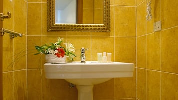 Jetted tub, free toiletries, hair dryer, towels