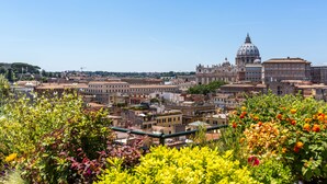 Un paisaje urbano con edificios históricos y una estructura en forma de cúpula destacada al fondo.