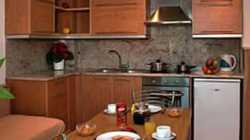 Refrigerador, horno, placa de cocina, cafetera/tetera