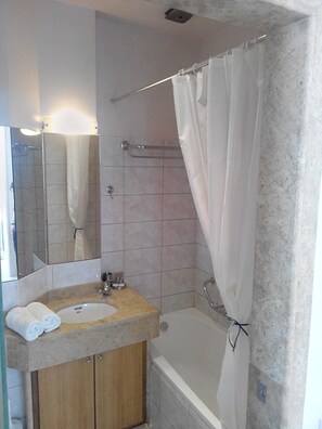 Superior-Apartment | Badezimmer | Regendusche, Haartrockner, Handtücher, Shampoo