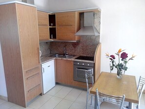 Lemari es, oven, kompor, dan mesin pembuat kopi/teh