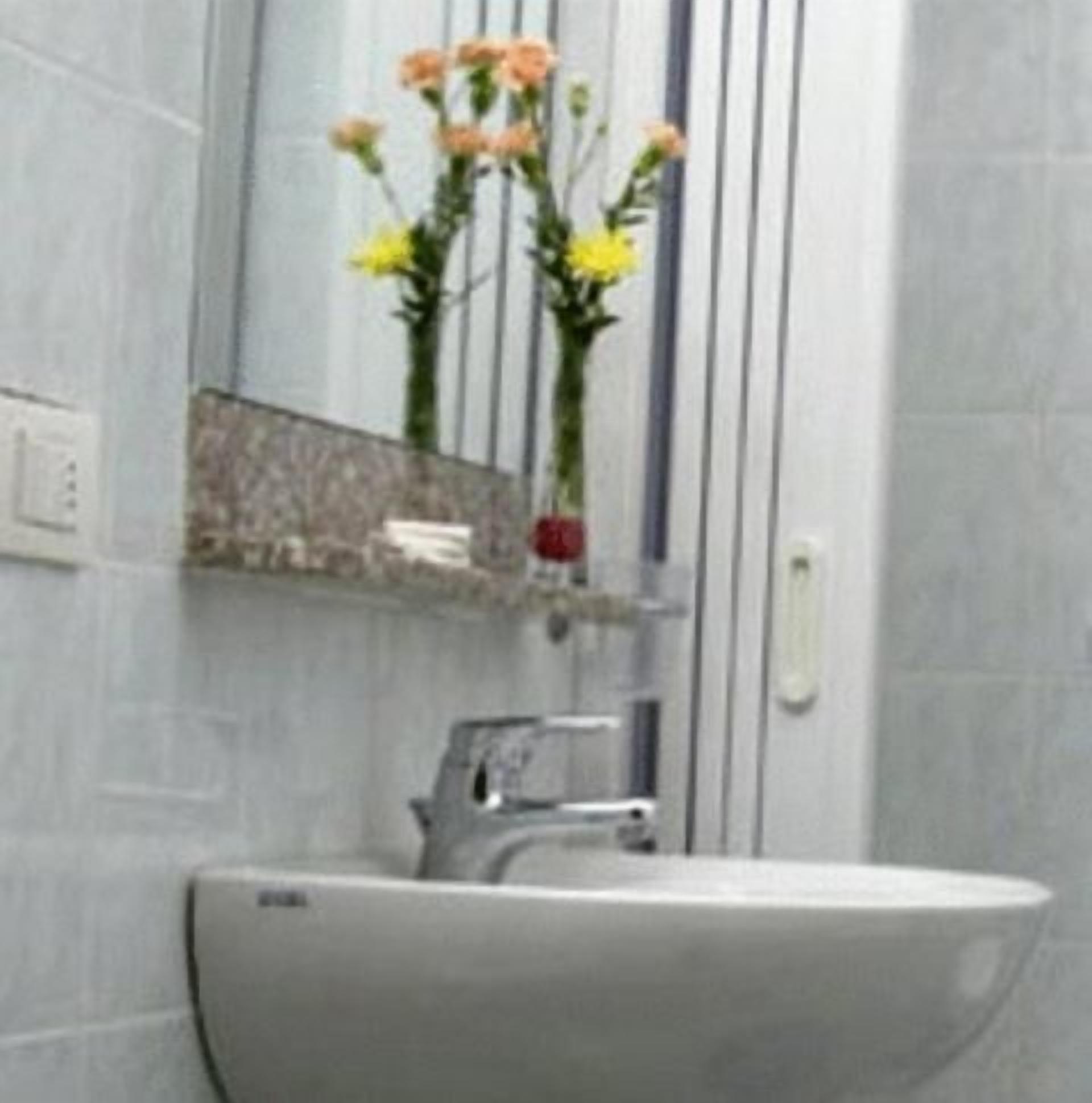 Douche, articles de toilette gratuits, sèche-cheveux, bidet