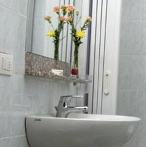 Douche, articles de toilette gratuits, sèche-cheveux, bidet