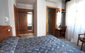 Een kluis op de kamer, een bureau, gratis babybedden, extra bedden