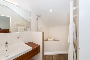 Hair dryer, towels, soap, shampoo - Bayrischer Hof (Wels)
