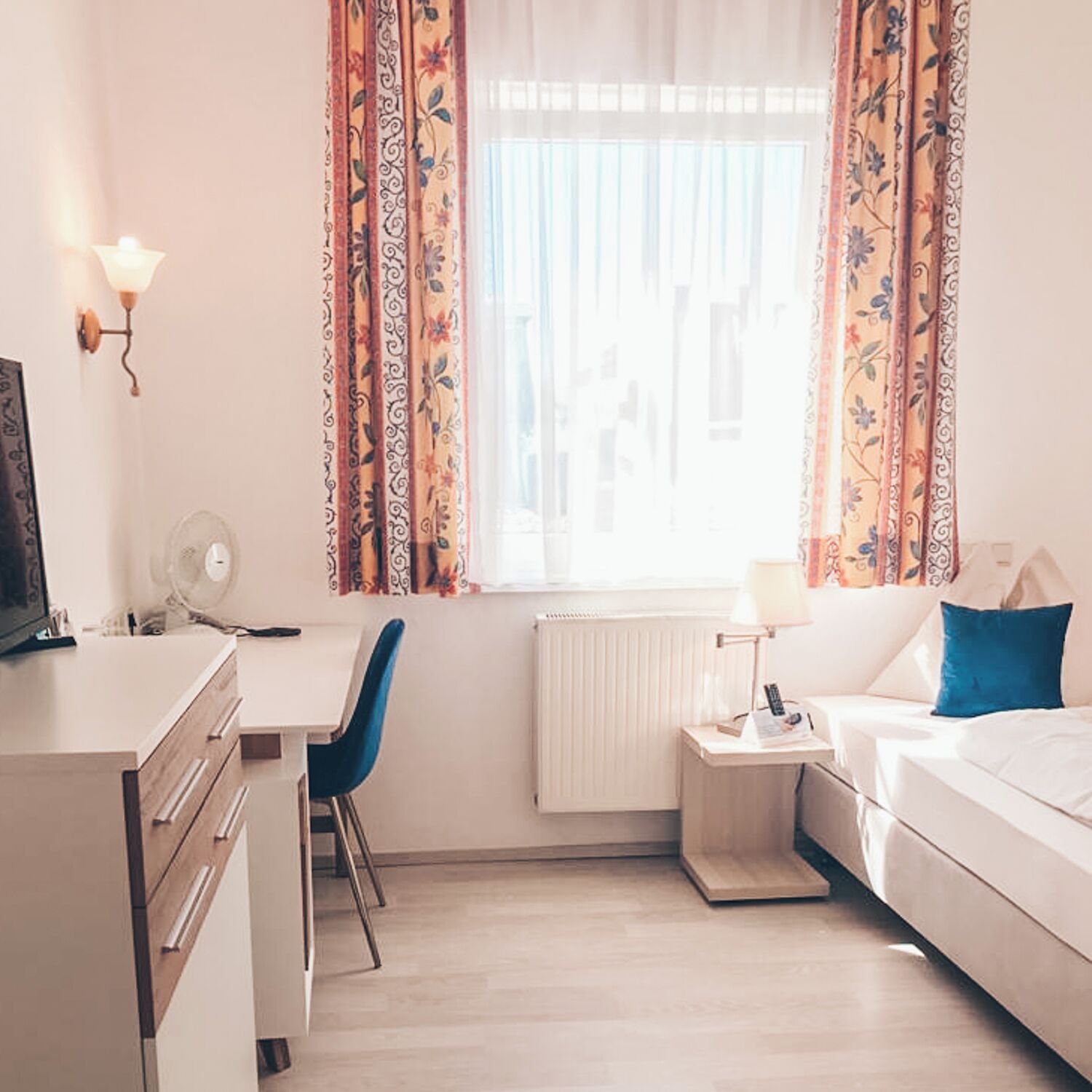 Ropa de cama hipoalergénica, escritorio y tabla de planchar con plancha 