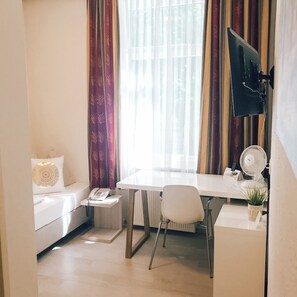 Hypo-allergenic bedding, desk, iron/ironing board, free WiFi - Bayrischer Hof (Wels)