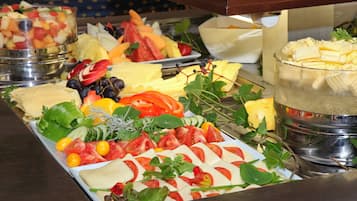Tägliches Frühstücksbuffet (18 EUR pro Person)