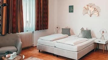 Hypo-allergenic bedding, desk, iron/ironing board, free WiFi