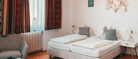Ropa de cama hipoalergénica, escritorio y tabla de planchar con plancha