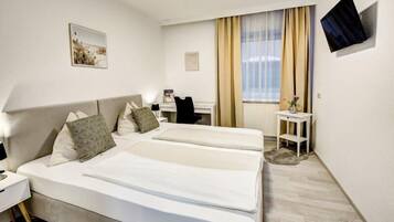 Hypo-allergenic bedding, desk, iron/ironing board, free WiFi