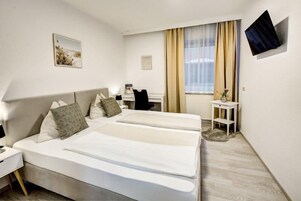 Ropa de cama hipoalergénica, escritorio y tabla de planchar con plancha