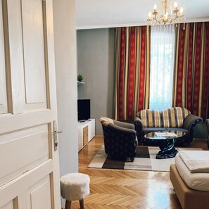 Quadruple Room, 1 Bedroom, Non Smoking | Hypo-allergenic bedding, desk, iron/ironing board, free WiFi - Bayrischer Hof (Wels)