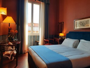 Phòng đôi phong cách cổ điển | Nệm có lớp đệm bông, minibar, bàn, phòng cách âm 