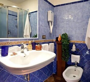 Standard Room | Bathroom | Shower, hair dryer, bidet, towels - Domus Livia Luxury Suites (Rome)
