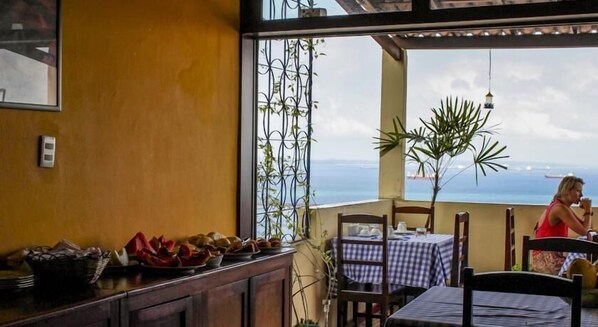 包含每日自助早餐