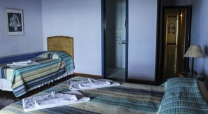 Kamar Quadruple Superior, pemandangan laut | Minibar, brankas, meja kerja, dan setrika/meja setrika
