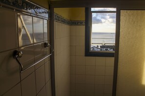 Secador de cabelo (mediante solicitação), toalhas de banho