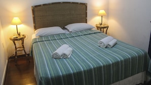 Minibar, in-room safe, desk, iron/ironing board (on request) - Pousada Beija Flor (Salvador)