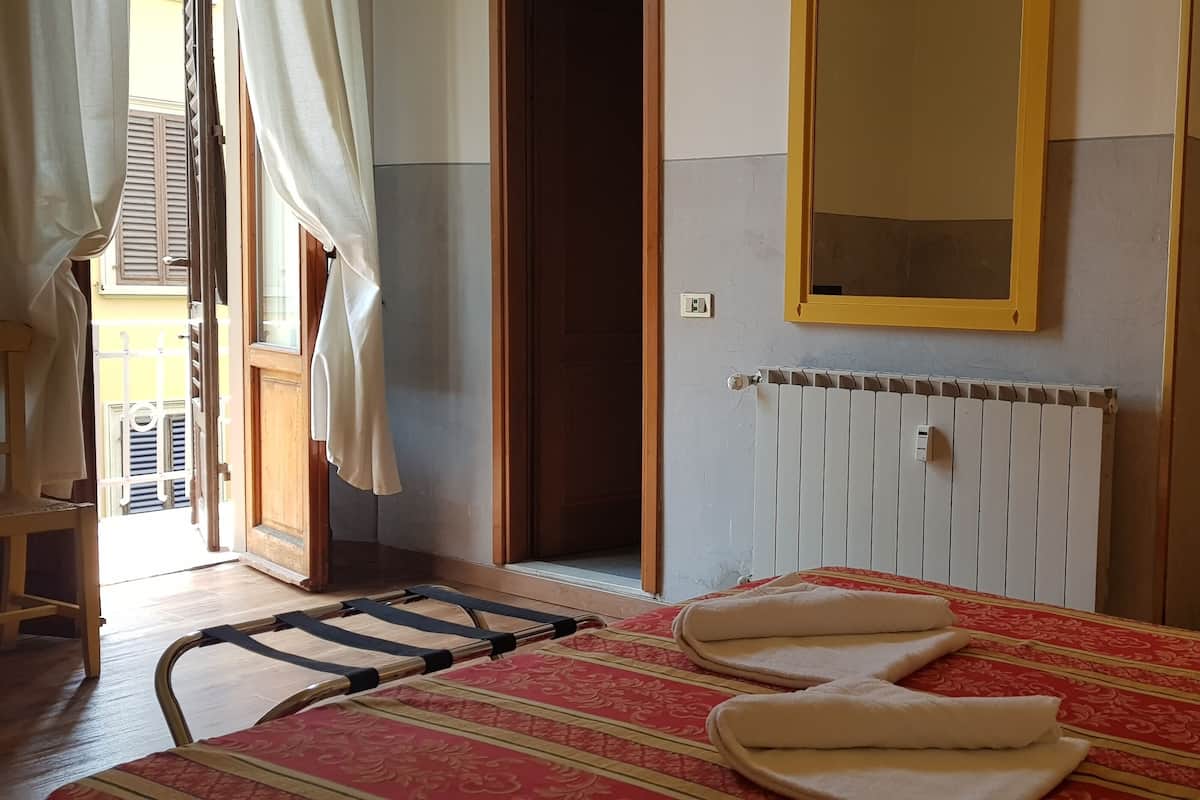 Minibar, una scrivania, Wi-Fi gratuito, lenzuola