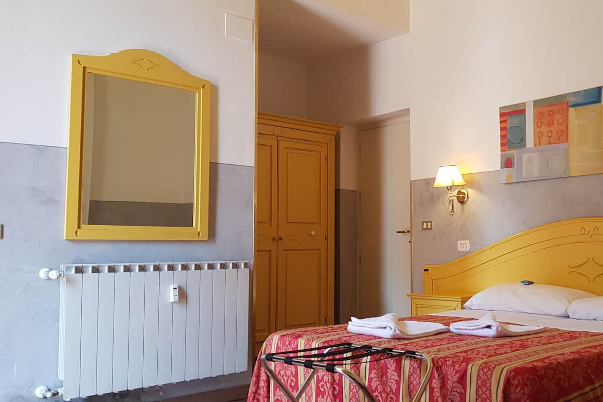 Minibar, desk, free WiFi, bed sheets