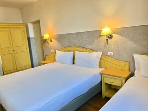 Minibar, bureau, Wi-Fi gratuit, draps fournis