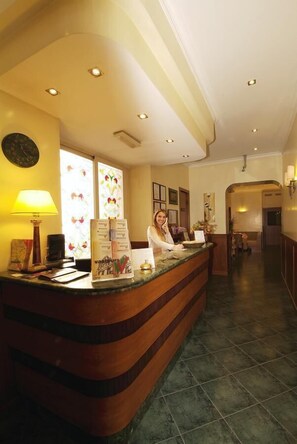 ฝ่ายต้อนรับ