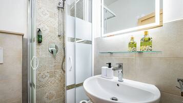 Double Room | Bathroom | Shower, hair dryer, towels