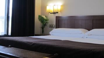 Minibar, coffres-forts dans les chambres, Wi-Fi gratuit, draps fournis