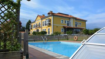 Piscina a l'aire lliure de temporada