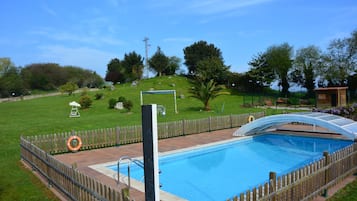 Una piscina al aire libre de temporada