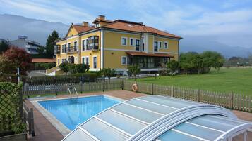 Piscina a l'aire lliure de temporada