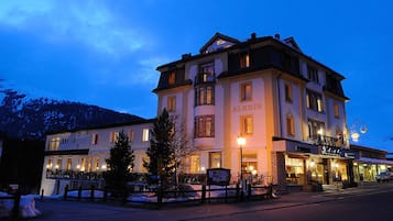 Fassade der Unterkunft – Abend/Nacht