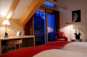 Doppelzimmer, Balkon, Bergblick | 1 Schlafzimmer, Allergikerbettwaren, Daunenbettdecken, Zimmersafe