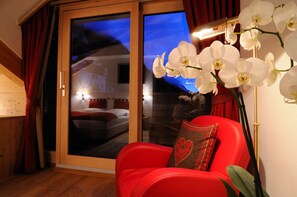 Doppelzimmer, Balkon, Bergblick | Wohnbereich