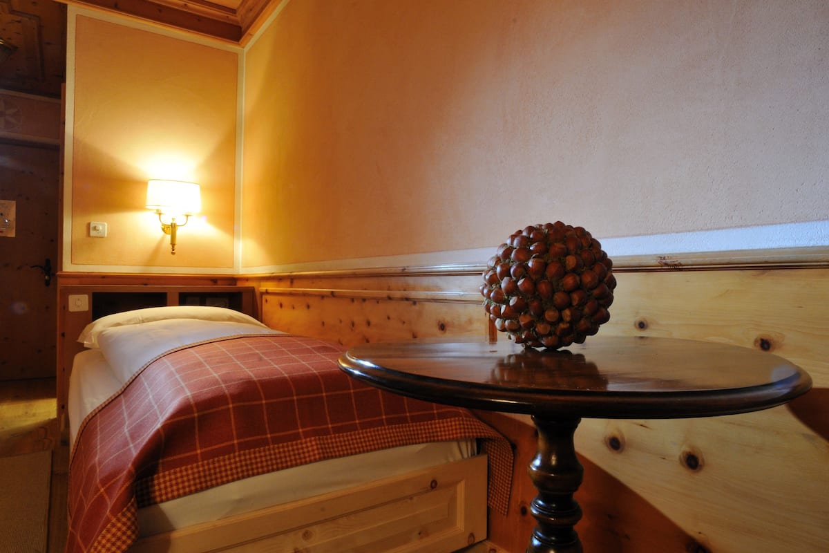 Single Room | 1 bedroom, hypo-allergenic bedding, down duvets, in-room safe