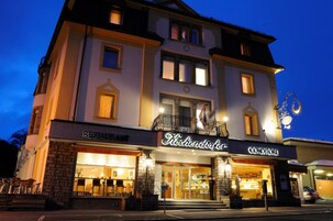 住宿正面 - 傍晚/夜晚