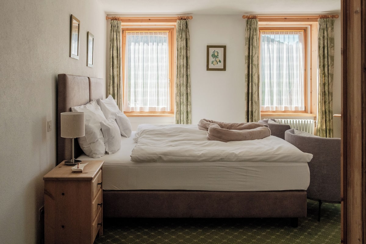 Superior Double Room, Ensuite, Mountain View