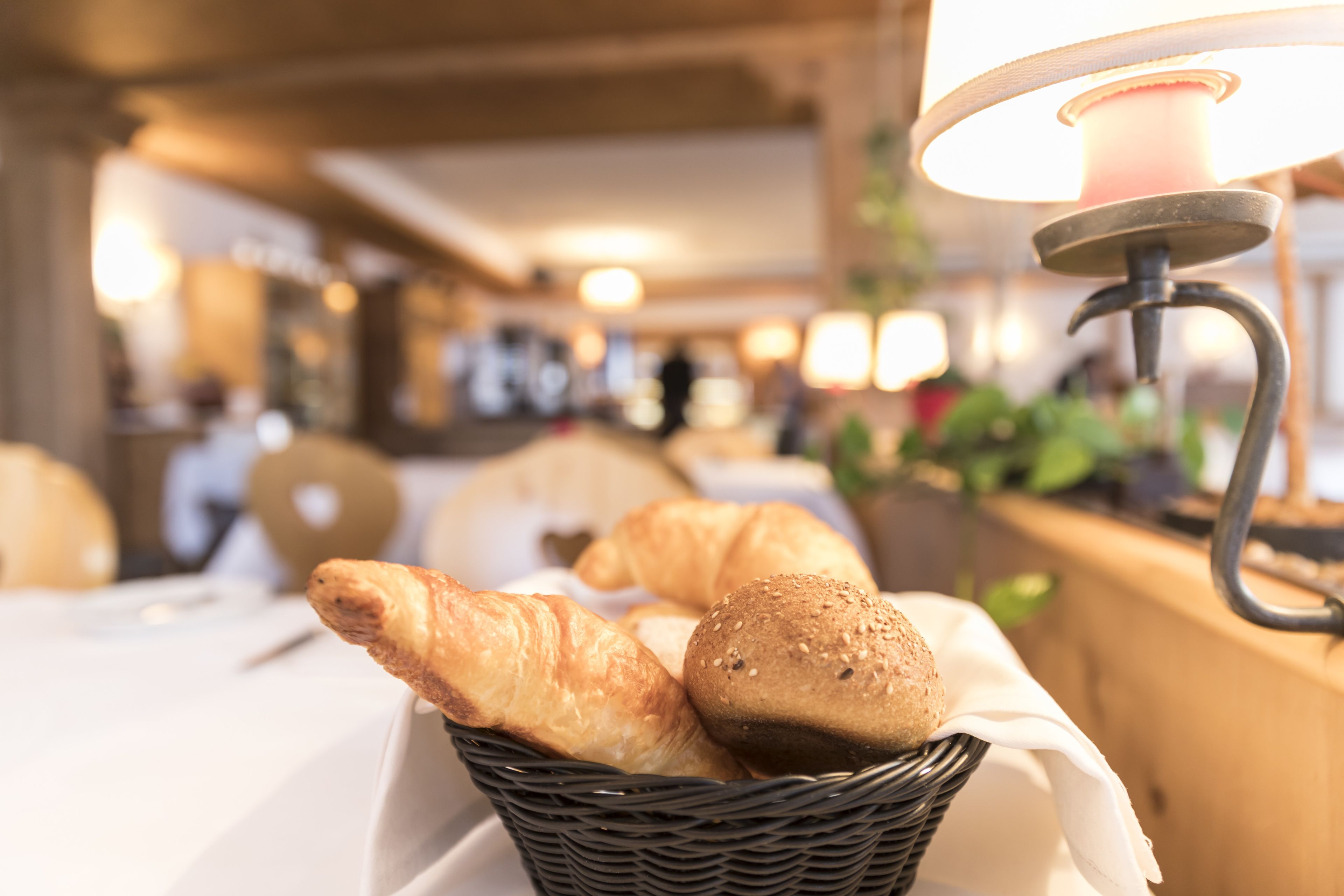 朝食 (ビュッフェ)、毎日提供 (無料)