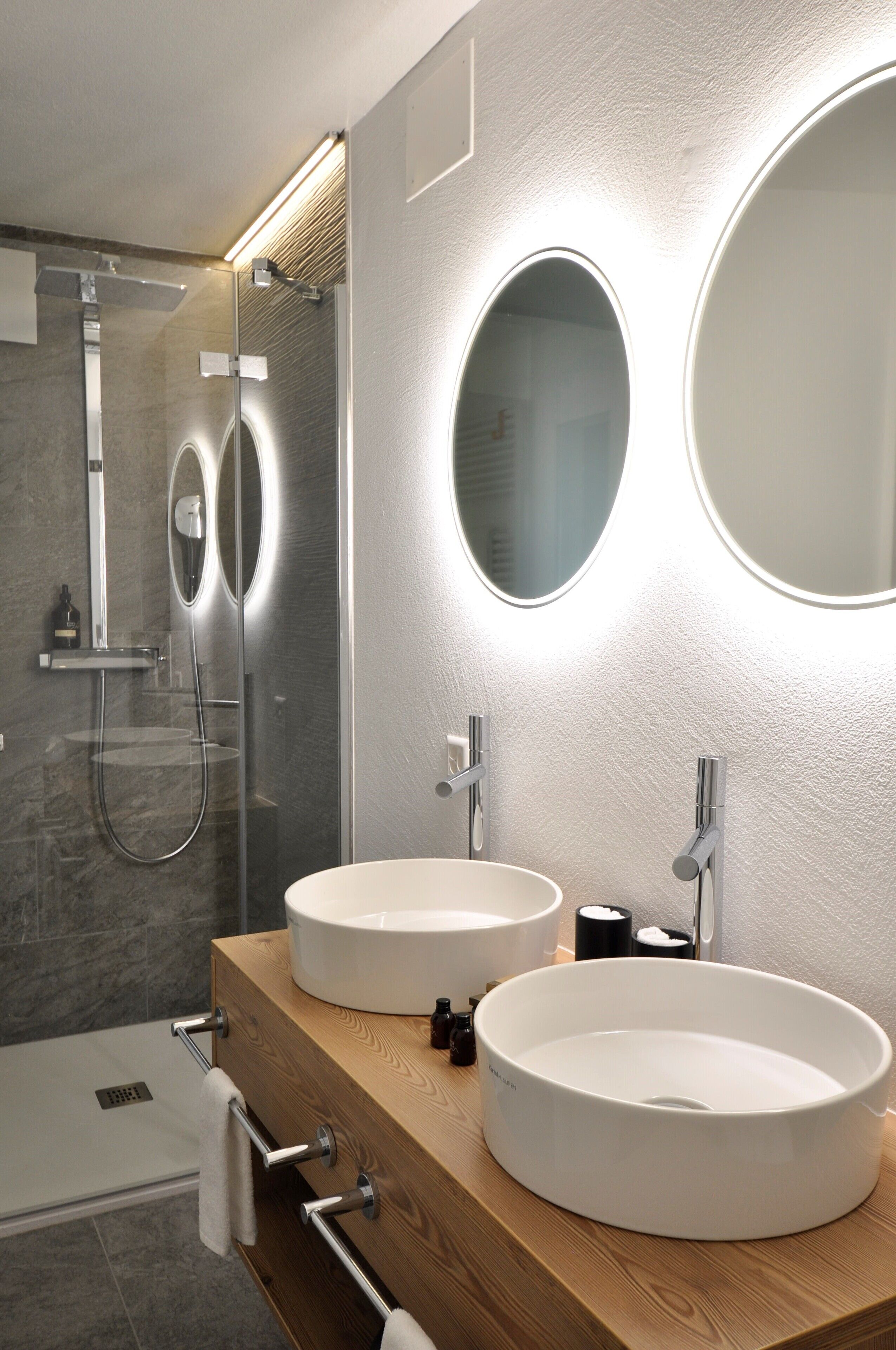 deluxe double room, 2 single beds | premium bedding, down duvets, in-room safe, desk