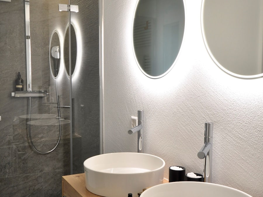 Deluxe Double Room, 2 Single Beds | Bathroom | Eco-friendly toiletries, hair dryer, bathrobes, towels