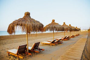 หาดส่วนตัว, คาบาน่า (คิดค่าบริการ), เก้าอี้อาบแดด, ร่มชายหาด