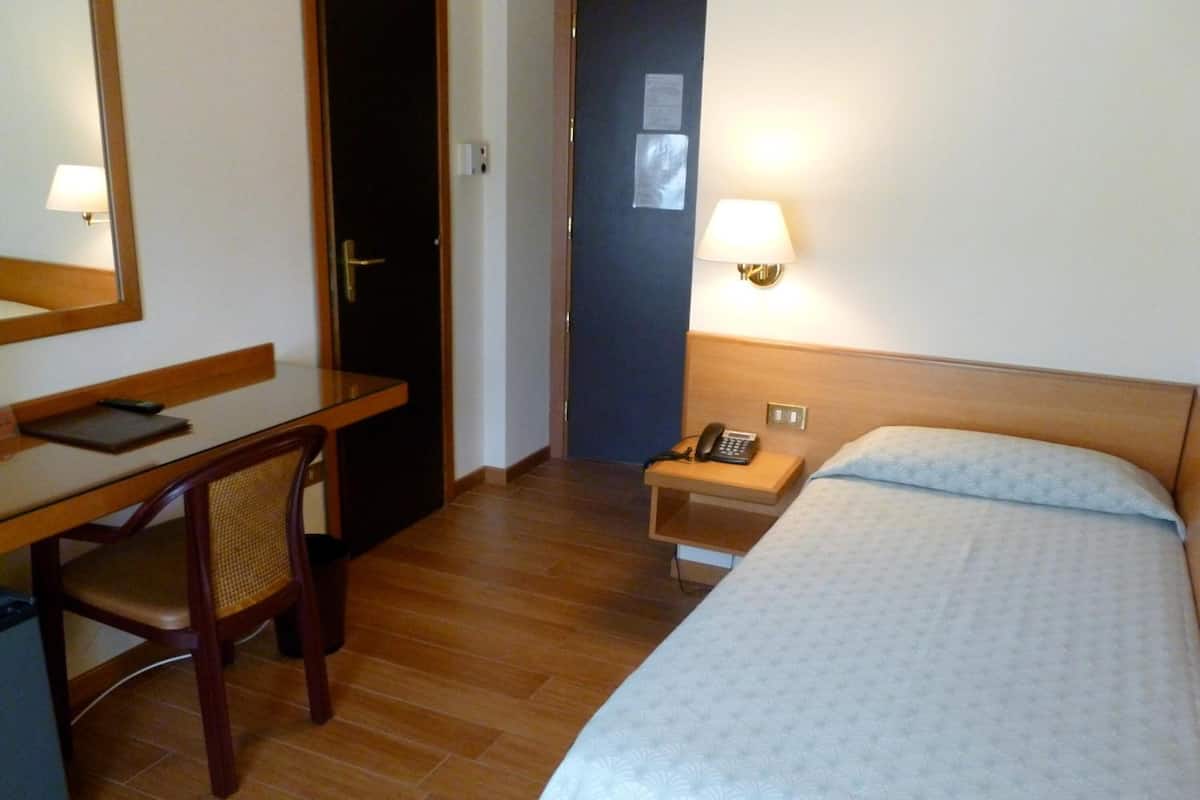 Enkeltrom | Minibar, safe på rommet, skrivebord og lydisolert