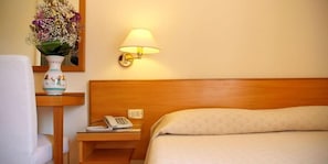 Minibar, in-room safe, desk, soundproofing - Hotel Plaza (Salerno)
