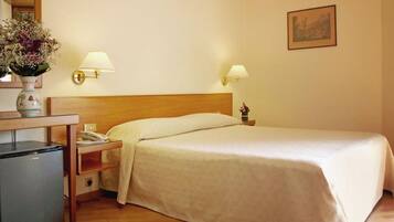 Doppelzimmer, 1 Doppelbett | Minibar, Zimmersafe, Schreibtisch, schallisolierte Zimmer