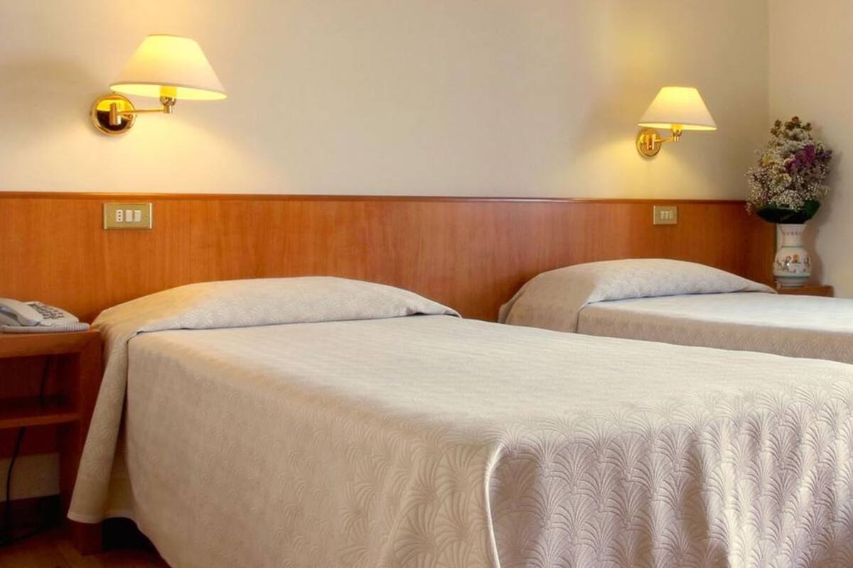 Tomannsrom | Minibar, safe på rommet, skrivebord og lydisolert