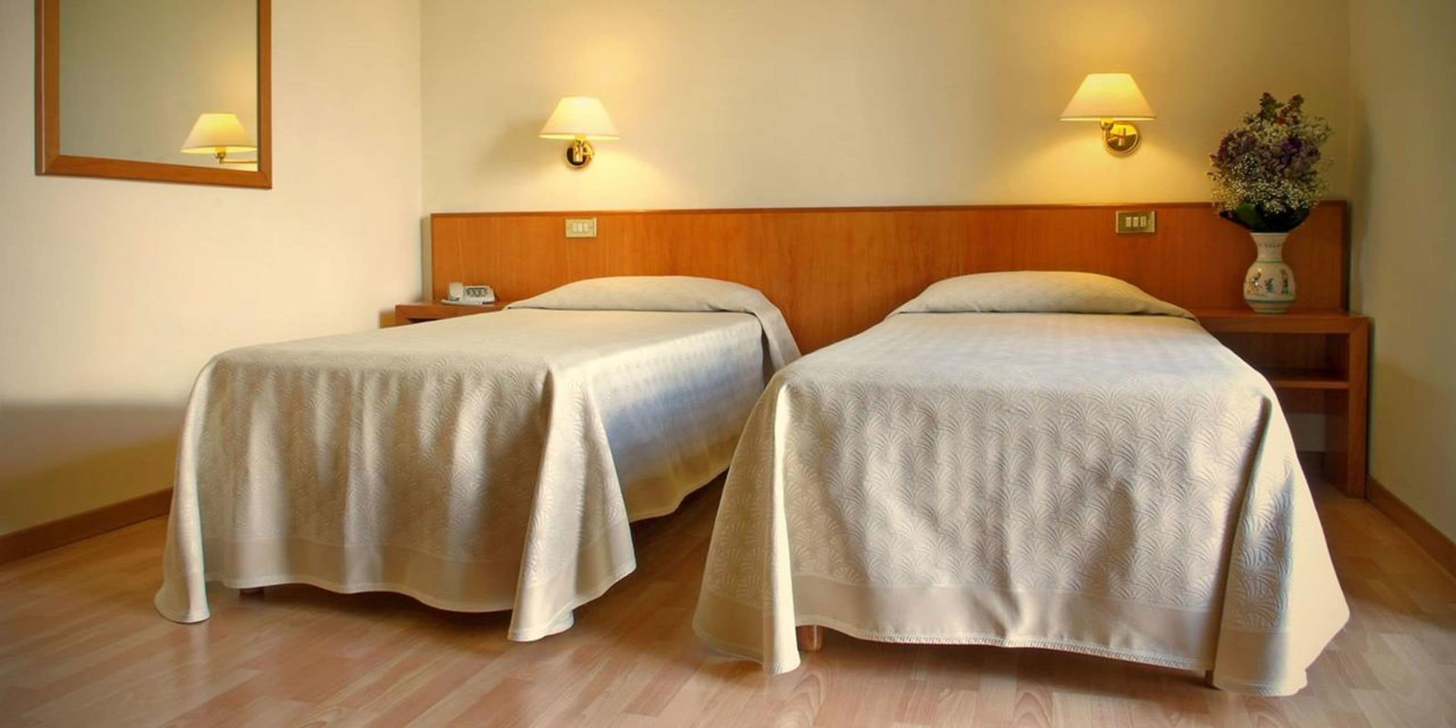 twin room | 1 bedroom, minibar, in-room safe, desk