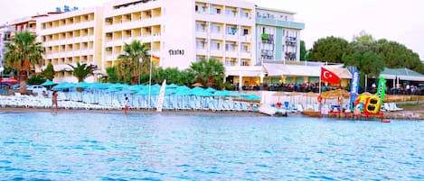 Plage privée, sable blanc, chaises longues, parasols