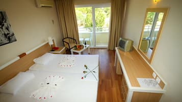 Camas con pillow-top, minibar y caja de seguridad en la habitación
